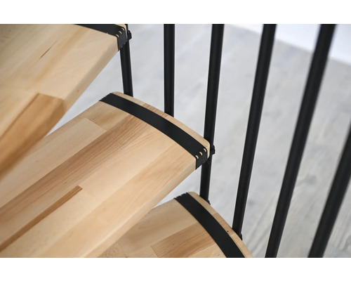 Detail dřevěného schodiště s kovovým zábradlím