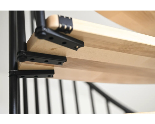 Detailní pohled na točité schodiště s dřevěnými stupni a ocelovou konstrukcí