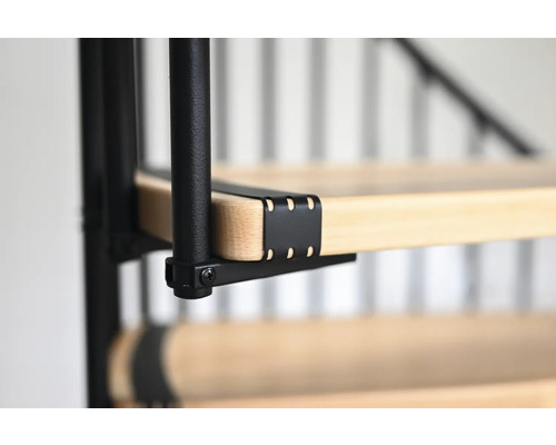 Detail točitého schodiště s dřevěnými stupni a kovovým zábradlím