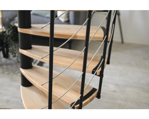 Detailní pohled na točité schodiště s dřevěnými stupni a zábradlím