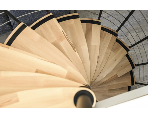 Pohled shora na točité schodiště s dřevěnými schody a černým zábradlím