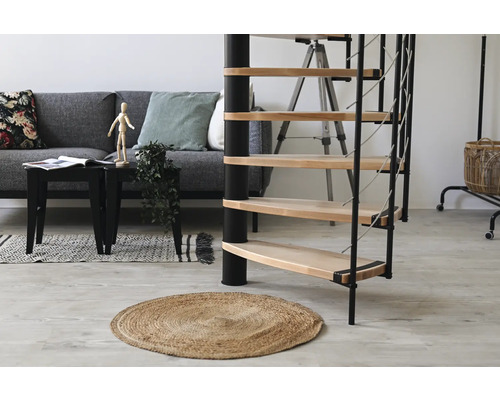 Obývací pokoj se spirálovým schodištěm, pohovkou a dekorací