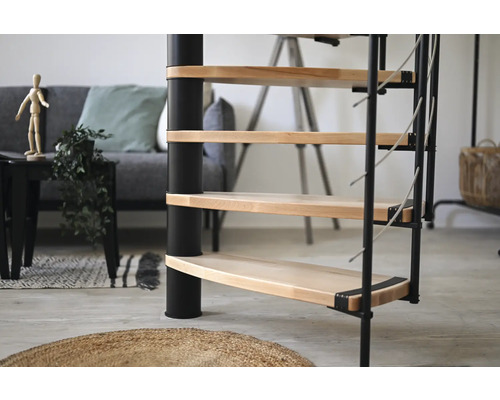 Pohled do místnosti s kovovým a dřevěným točitým schodištěm