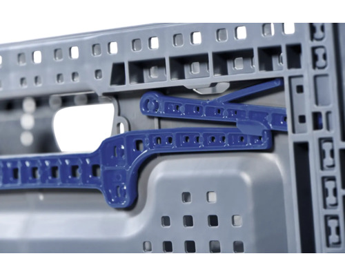 Detailní pohled na šedý úložný box s modrým třmenovým uzávěrem