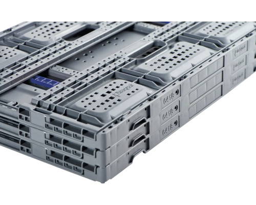 Stoh šedých plastových euro přepravek s otvory pro úchop