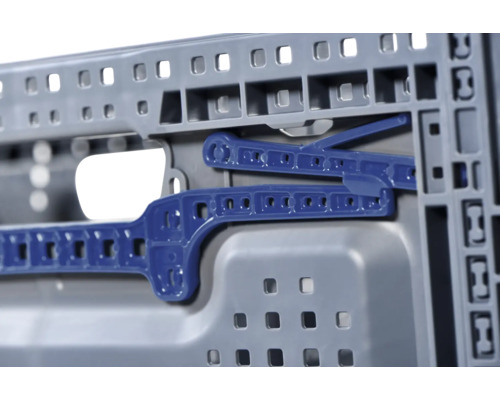 Detailní pohled na plastovou nádobu s uzamykacím mechanismem