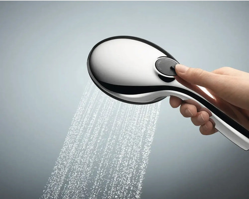 Ruční sprcha s proudem vody v ruce