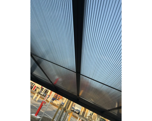 Detailní pohled na průhledné zastřešení terasy s proužkovaným vzorem