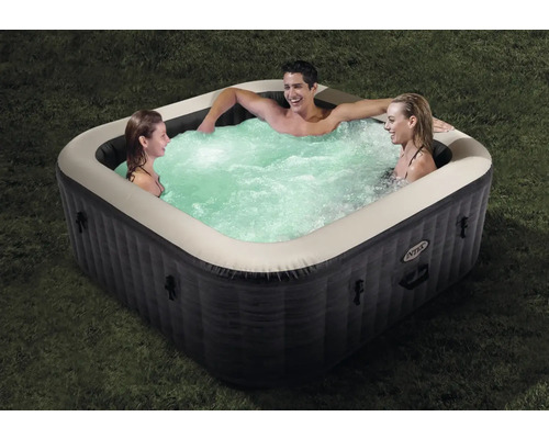 Nafukovací vířivka se třemi lidmi na zahradě