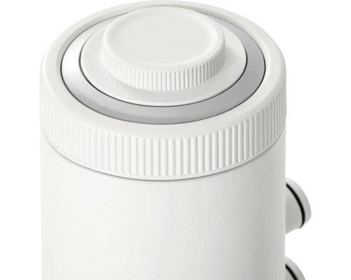 Detail bílého vodního filtru s nastavovacím knoflíkem