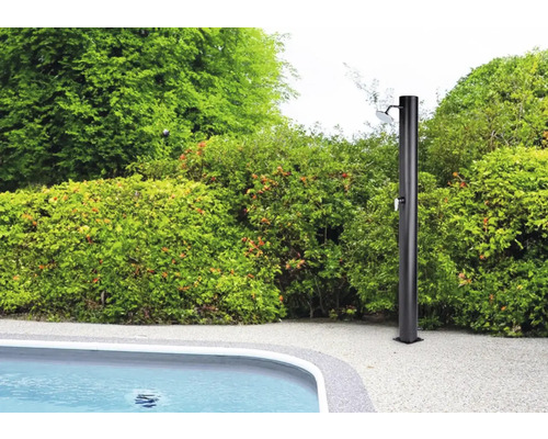 Zahradní scéna s bazénem a venkovní sprchou