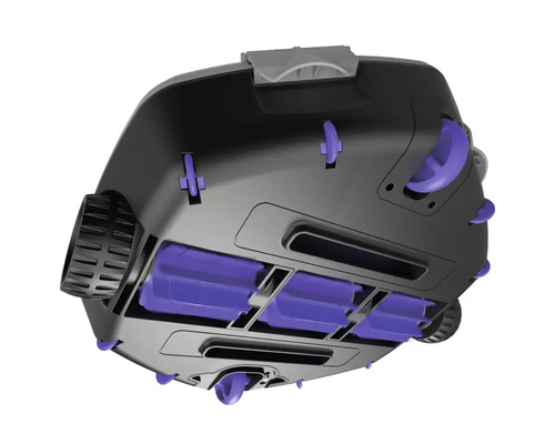 Pohled zespodu na čisticího robota na bazén