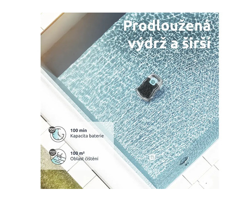 Bazén s robotickým čističem bazénů ve vodě