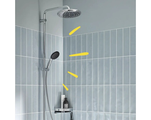 Sprchový sloup s hlavovou a ruční sprchou před obloženou stěnou