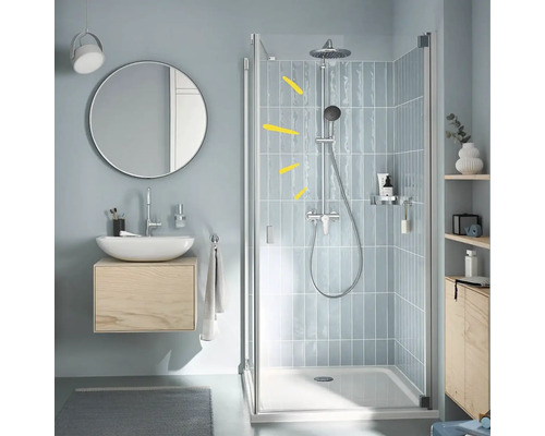 Moderní koupelna se sprchovým koutem, umyvadlem a zrcadlem