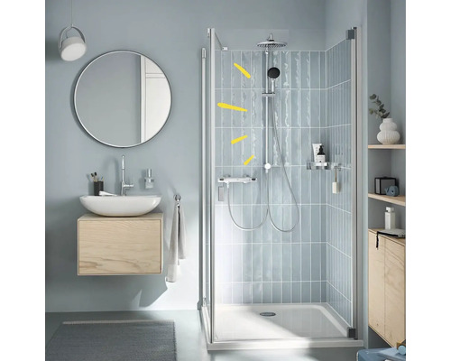 Koupelna se sprchou, umyvadlem, zrcadlem a úložnou policí