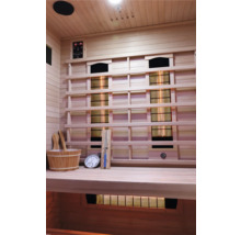 Interiér infračervené sauny s dřevěným obložením, lavicí, ovládacími prvky a příslušenstvím