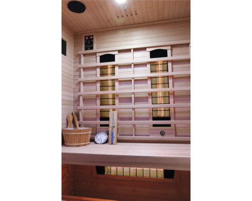 Interiér infračervené sauny s dřevěným obložením, lavicí, ovládacími prvky a příslušenstvím
