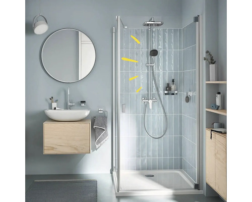 Moderní koupelna se sprchou, umyvadlem, zrcadlem a policí