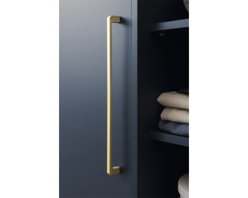 Dveře skříně s dlouhou, rovnou rukojetí