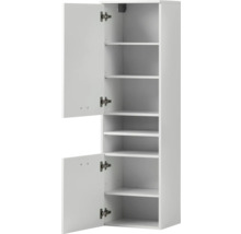 Bílá vysoká skříň s otevřenými dveřmi a policemi