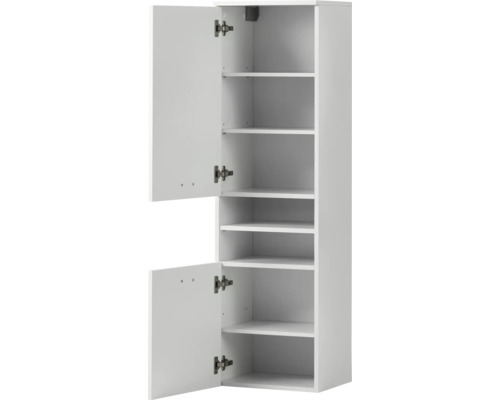 Bílá vysoká skříň s otevřenými dveřmi a policemi