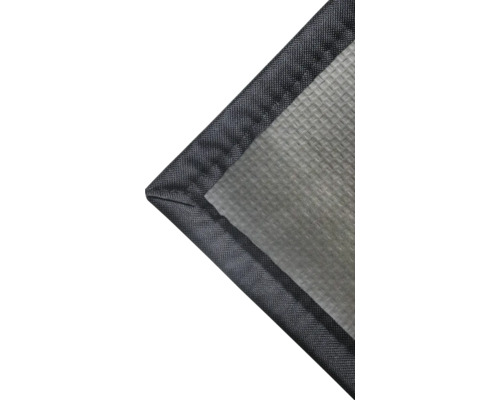 Detailní záběr šedé podlahové rohože s tmavým okrajem