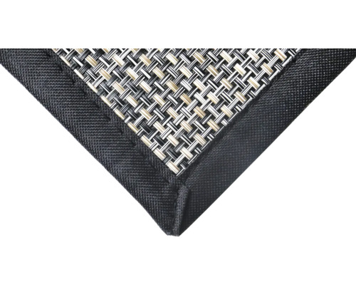 Detailní pohled na prostírání s textilním vzorem a bordurou