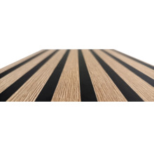 Akustický panel s dřevěným vzhledem a černými pruhy