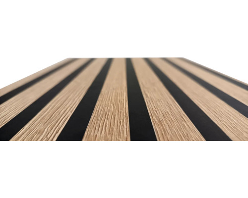 Akustický panel s dřevěným vzhledem a černými pruhy