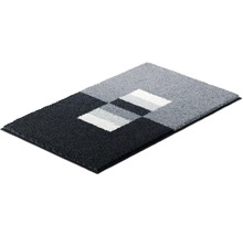 Rohožka se geometrickým vzorem v různých odstínech šedé
