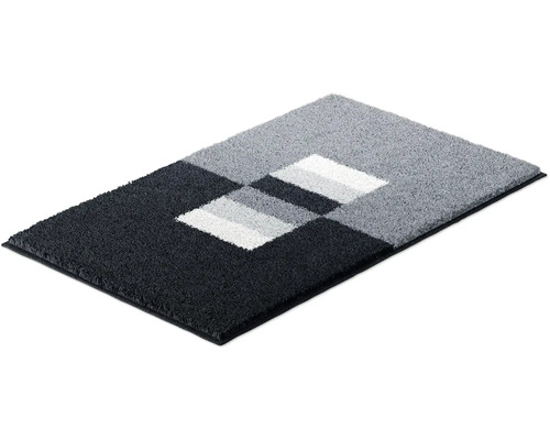 Rohožka se geometrickým vzorem v různých odstínech šedé a černé