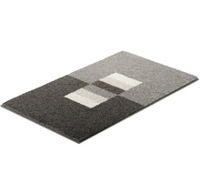 Šedý koberec s geometrickým vzorem