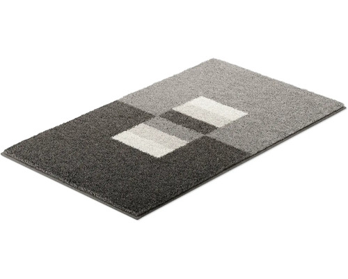 Šedý koberec s geometrickým vzorem