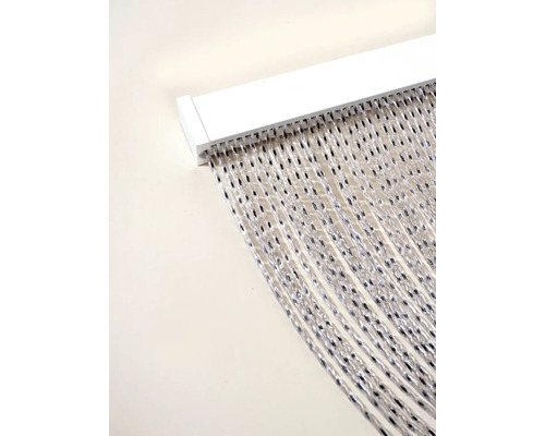 Dekorativní šály se stříbrnými akcenty a bílým závěsem