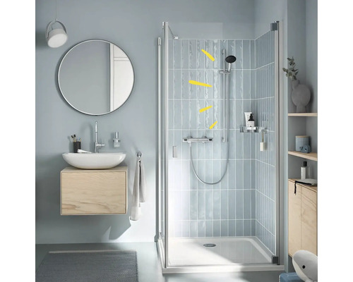 Moderní koupelna se sprchou, umyvadlem a zrcadlem