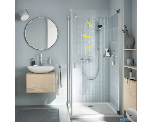 Koupelna se sprchou, umyvadlem a zrcadlem