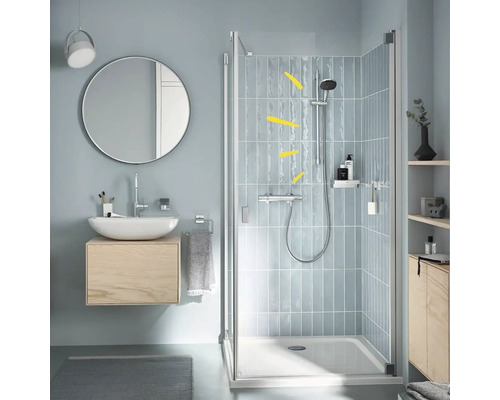 Koupelna se sprchou, umyvadlem, zrcadlem a policí