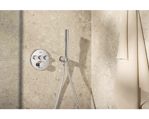 Sprchová armatura s ruční sprchou na obkládané stěně