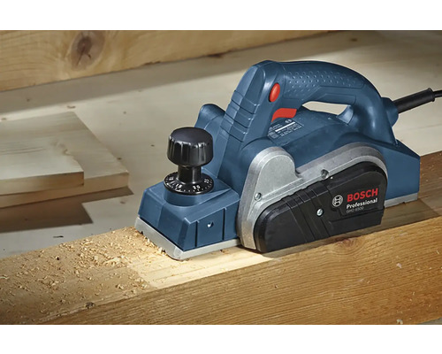Elektrický hoblík Bosch na dřevěné desce