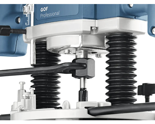 Detail horní frézky s frézou a seřizovacím klíčem