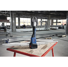 Akumulátorový lisovací nástroj na stole s kovovými trubkami a logem Bosch