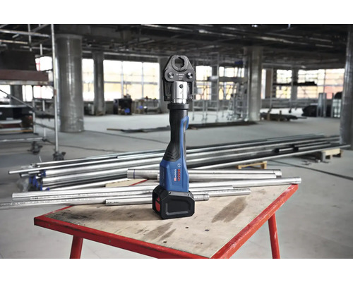 Akumulátorový lisovací nástroj na stole s kovovými trubkami a logem Bosch