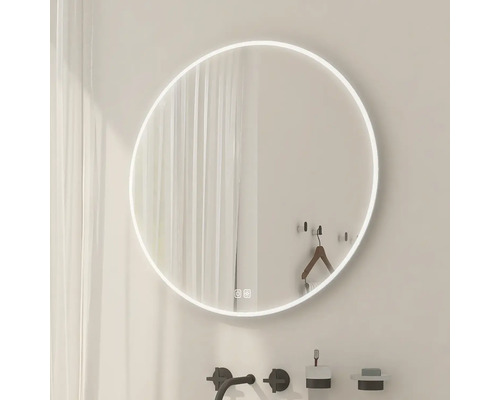 Kulaté zrcadlo s LED osvětlením v koupelně.