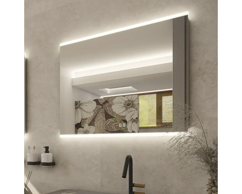 Osvětlené zrcadlo v koupelně na stěně koupelny