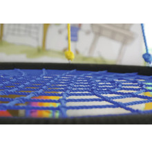 Detailní pohled na modrou závěsnou síť pro venkovní použití