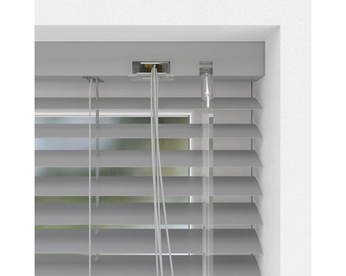 Detail šedé žaluzie na okně