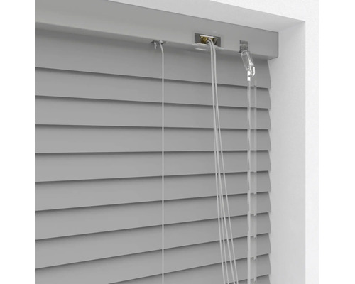 Šedá žaluzie v okně s ovládací šňůrou
