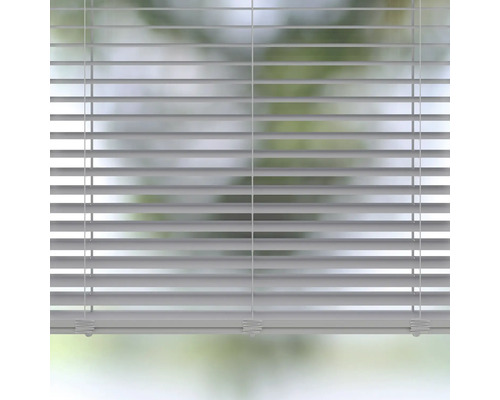 Horizontální žaluzie pro dekoraci oken a regulaci světla