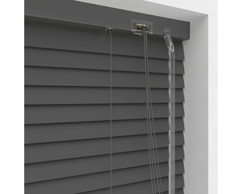 Šedá žaluzie do interiéru